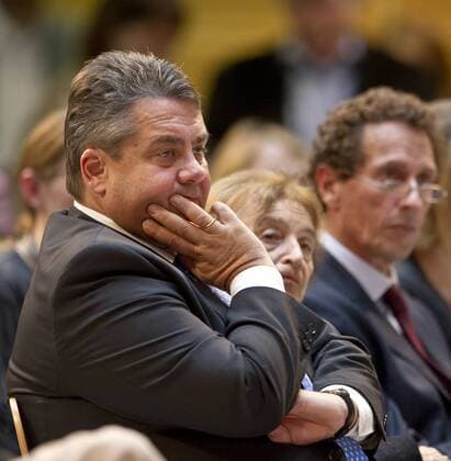 vl: Sigmar GABRIEL (SPD-Vorsitzender, Bundeswirtschaftsminister), Preistraegerin Philosphin Agnes HELLER (HUN) und Prof. Julian NIDA-RUEMELIN (Vorsitzender der Jury des Internationalen Willy-Brandt-Preises) Verleihung des Internationalen Willy-Brandt Preis 2015 von der Sozialdemokratischen Partei Deutschlands (SPD) im Willy-Brandt-Haus in Berlin, Deutschland am 19.10.2015.