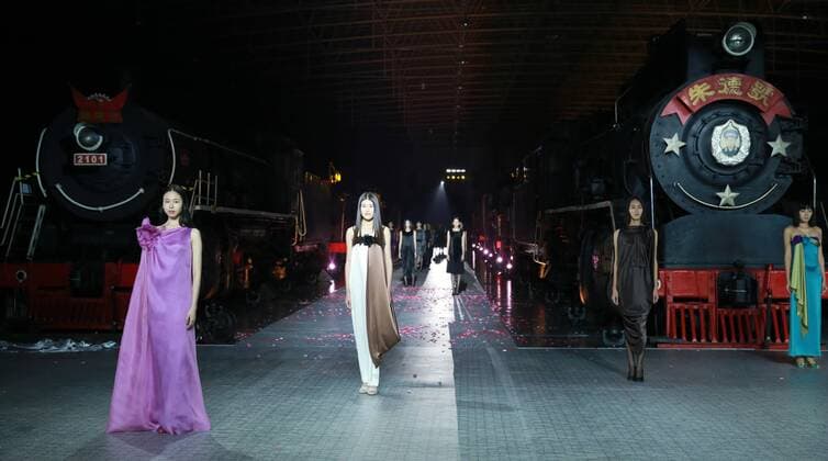 Models present the creation from Pierre Cardin 2016 spring summer collection during a fashion show held at China Railway Museum in Beijing, capital of China, Oct. 20, 2015. ) (wsw) CHINA-BEIJING-FASHION SHOW-PIERRE CARDIN (CN) ChenxJianli 