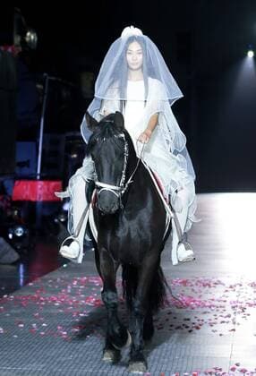 A model rides a horse to present the creation from Pierre Cardin 2016 spring summer collection during a fashion show held at China Railway Museum in Beijing, capital of China, Oct. 20, 2015. ) (wsw) CHINA-BEIJING-FASHION SHOW-PIERRE CARDIN (CN) ChenxJianli 