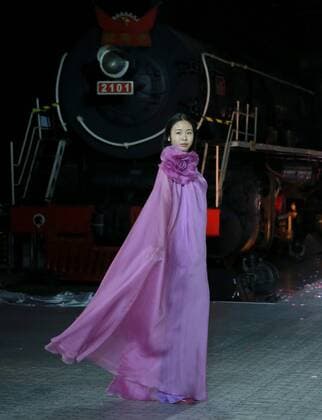 A model presents the creation from Pierre Cardin 2016 spring summer collection during a fashion show held at China Railway Museum in Beijing, capital of China, Oct. 20, 2015. ) (wsw) CHINA-BEIJING-FASHION SHOW-PIERRE CARDIN (CN) ChenxJianli 
