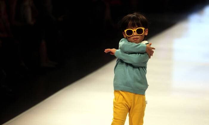 A child model presents a creation during the Shanghai Fashion Week in east China s Shanghai, Oct. 21, 2015. ) (ry) CHINA-SHANGHAI-FASHION WEEK(CN) ZhuangxYi 