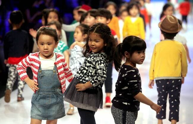 Child models present creations during the Shanghai Fashion Week in east China s Shanghai, Oct. 21, 2015. ) (ry) CHINA-SHANGHAI-FASHION WEEK(CN) ZhuangxYi 