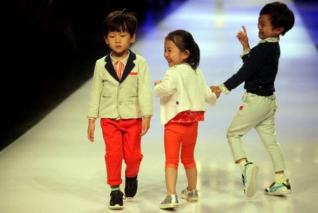 Child models present creations during the Shanghai Fashion Week in east China s Shanghai, Oct. 21, 2015. ) (ry) CHINA-SHANGHAI-FASHION WEEK(CN) ZhuangxYi 