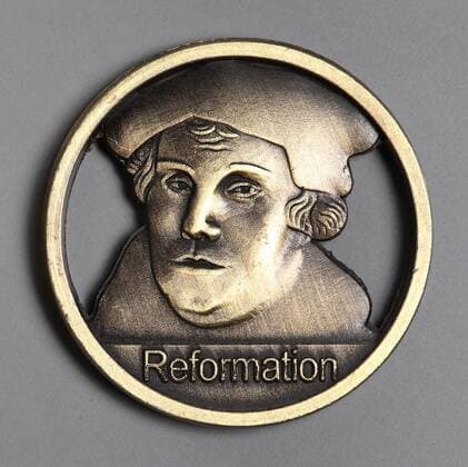 Das Luther-Jubilaeum macht auch vor den Einkaufswagen nicht Halt. Zum diesjaehrigen Reformationstag (31. Oktober) bringt die evangelische Nordkirche einen Einkaufswagen-Chip auf den Markt, den das Portrait von Martin Luther (1483-1546) ziert. Auf dem Foto vom 18.10.15 der Chip in Messing - es gibt ihn auch in Goldfarbe - mit dem Text Reformation und auf der Rueckseite 500 Jahre . Am 31.10.1517 schlug der Reformator Martin Luther seine 95 Thesen an die Tuer der Wittenberger Schlosskirche. Dieses Datum gilt als Beginn der Reformation und wird 2017 von den evangelischen Kirchen als 500-jaehriges Reformationsjubilaeum gefeiert. (Siehe epd-Feature vom 22.10.15) Der Reformator im Einkaufswagen Copyright: epd-bild StephanxWallocha EDITORIAL USE ONLY