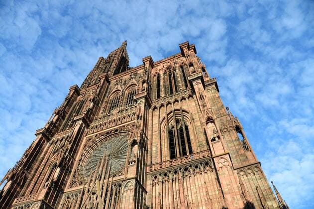 Das Strassburger Liebfrauenmuenster (Cathedrale Notre-Dame de Strasbourg) am 19.10.2015. Es ist Weltkulturerbe und das hoechste Bauwerk des Mittelalters: das Strassburger Muenster, dessen Grundstein vor 1.000 Jahren gelegt wurde. Mehr als 150 Jahre waren Strassburg und seine Hauptkirche ein Zentrum des Protestantismus am Oberrhein. Die gotische Kathedrale aus rotem Vogesen-Sandstein ist das hoechste Bauwerk des Mittelalters und bis heute der sechsthoechste Sakralbau der Welt. Der Nordturm erhebt sich 142 Meter hoch. Zusammen mit dem historischen Stadtzentrum in Strassburg zaehlt das Muenster zum Unesco-Weltkulturerbe. Eine der wichtigsten Sehenswuerdigkeiten der heutigen katholischen Kirche stammt aus protestantischer Zeit: die imposante Astronomische Uhr im suedlichen Seitenschiff von 1567. (Siehe epd-Feature vom 22.10.15) 1000 Jahre Strassburger Muenster Copyright: epd-bild WinfriedxRothermel EDITORIAL USE ONLY