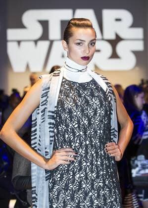 (151022) -- TORONTO, - A model poses for photos during the Star Wars Presentation of the the World MasterCard Toronto Fashion Week Spring Sumer 2016 at David Pecaut Square in Toronto, Canada, Oct. 21, 2015. Zou Zheng) CANADA-TORONTO-FASHION WEEK-STAR WARS yanzhonghua 