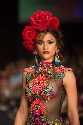 (151022) -- SANTO DOMINGO, - A model presents a creation by Dominican designers Giannina Azar and Gabriela Alvarez, during the fashion show Dominicana Moda 2015, in Santo Domingo, Dominican Republic, on Oct. 21, 2015. ) DOMINICAN REPUBLIC-SANTO DOMINGO-FASHION-SHOW FranxAfonso 