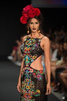 (151022) -- SANTO DOMINGO, - A model presents a creation by Dominican designers Giannina Azar and Gabriela Alvarez, during the fashion show Dominicana Moda 2015, in Santo Domingo, Dominican Republic, on Oct. 21, 2015. ) DOMINICAN REPUBLIC-SANTO DOMINGO-FASHION-SHOW FranxAfonso 