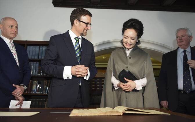 (151022) -- LONDON, Oct. 22, 2015 -- Peng Liyuan (2nd R), Chinese President Xi Jinping s wife, views a music script during a visit to the Royal College of Music in London, Britain, Oct. 22, 2015. )(mcg) BRITAIN-LONDON-CHINA-PENG LIYUAN-ROYAL COLLEGE OF MUSIC XiexHuanchi 