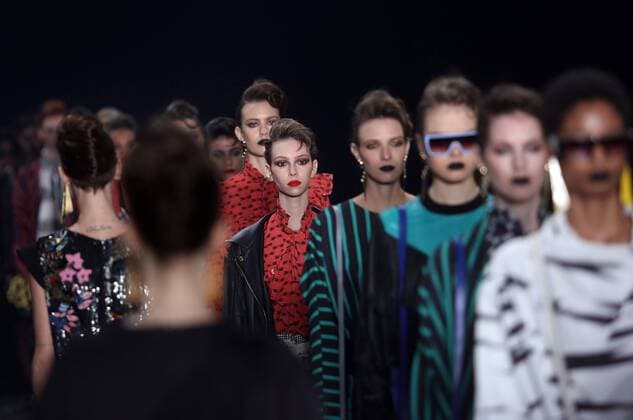 (151023) -- SAO PAULO, Oct. 23, 2015 -- Models present creations of the winter collection by Juliana Jabour , during the Sao Paulo Fashion Week, in Sao Paulo city, Brazil, on Oct. 22, 2015. Rahel Patrasso) (vf) (sp) BRAZIL-SAO PAULO-FASHION WEEK e RahelxPatrasso 