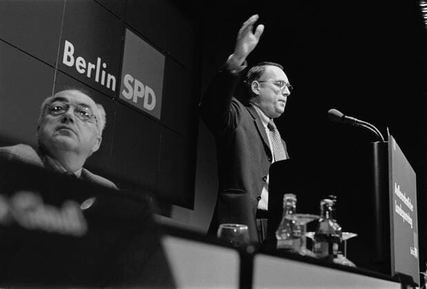 SPD Parteitag SPD Parteitag, im ICC, Debatte über Verteilung von Senatoren Posten in der neuen Grossen Koalition von CDU und SPD, Rede Peter Strieder, links Axel Riederer, Weissensee, DEU, Berlin-Charlottenburg, 06.12.1999;