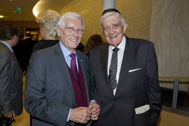 von links: Wolfgang WENDE, Deutsch-Isrelische Gesellschaft, und Burckhard HIRSCH, Politiker, FDP, Verleihung der Josef Neuberger-Medaille 2015 der juedischen Gemeinde Duesseldorf, 22.10.2015