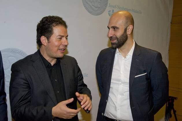 von links: Preistraeger Hamed ABDEL-SAMAD, deutsch-aegyptischer Politologe und Autor, Preistraeger Ahmad MANSOUR, palaestinensich-israelischer Psychologe und Autor, Verleihung der Josef Neuberger-Medaille 2015 der juedischen Gemeinde Duesseldorf, 22.10.2015
