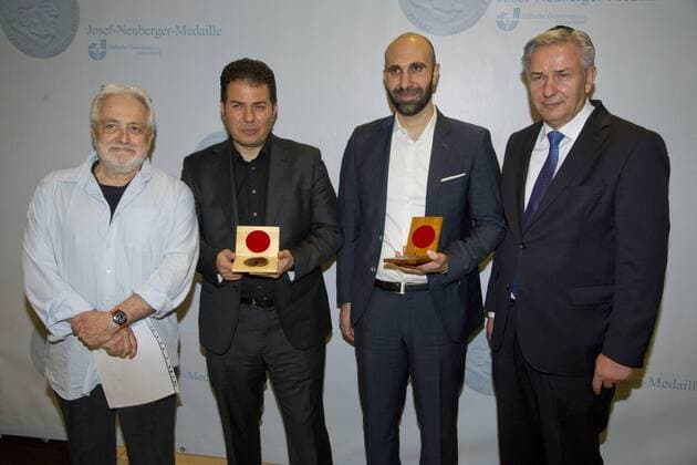 von links: Henryk M. BRODER, Publizist und Autor, Laudator, Preistraeger Hamed ABDEL-SAMAD, deutsch-aegyptischer Politologe und Autor, Preistraeger Ahmad MANSOUR, palaestinensich-israelischer Psychologe und Autor, Klaus WOWEREIT, Politiker, SPD, Laudator, Verleihung der Josef Neuberger-Medaille 2015 der juedischen Gemeinde Duesseldorf, 22.10.2015