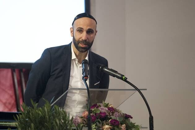 Preistraeger Ahmad MANSOUR, palaestinensich-israelischer Psychologe und Autor, bei seiner Dankesrede, Verleihung der Josef Neuberger-Medaille 2015 der juedischen Gemeinde Duesseldorf, 22.10.2015