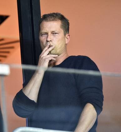 Schauspieler Till Schweiger auf Tribüne raucht rauchend Zigarette TSG 1899 Hoffenheim vs Hamburger Sportverein SV HSV 23.10.2015 TSG 1899 Hoffenheim vs Hamburger SV HSV