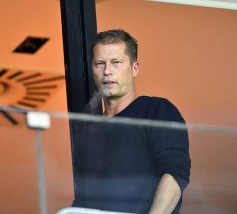 Schauspieler Till Schweiger auf Tribüne raucht rauchend Zigarette TSG 1899 Hoffenheim vs Hamburger Sportverein SV HSV 23.10.2015 TSG 1899 Hoffenheim vs Hamburger SV HSV