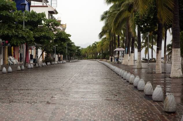 An empty road is seen moments before the arrival of hurricane Patricia, in Puerto Vallarta, Jalisco state, Mexico, on Oct. 23, 2015. Hurricane Patricia made landfall on the Pacific coast of Mexico at around 5:40 p.m., local time, Friday, hitting the municipality of La Huerta in the state of Jalisco. ) (da) MEXICO-PUERTO VALLARTA-ENVIRONMENT-HURRICANE DAVIDxDIAZ 