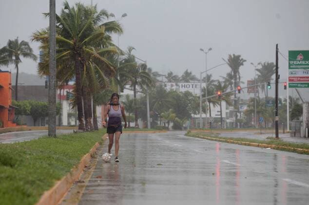 Oct. 23, 2015 - Mexico - G23101535.JPG.MANZANILLO, Jal. Hurricane Huracan-Jalisco.- Los estragos del huracan Patricia se dejan sentir en este destino, el viernes 23 de octubre de 2015. Locales y restaurantes permanecieron cerrados. Foto: Agencia EL UNIVERSAL rRamon Romero JMA. Mexico  - ZUMAu78_