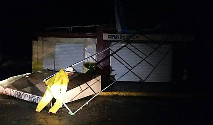 Oct. 23, 2015 - Mexico - G23101550.JPG.MANZANILLO, Col. Hurricane Huracan-Colima.- En este destino turistico, el huracan Patricia dejo todo en oscuridad, no solo por la falta de luz, sino tambien por la zozobra de los estragos que el coletazo del meteoro dejara en la ciudad. Foto: Agencia EL UNIVERSAL Ramon Romero JMA. Mexico  - ZUMAu78_