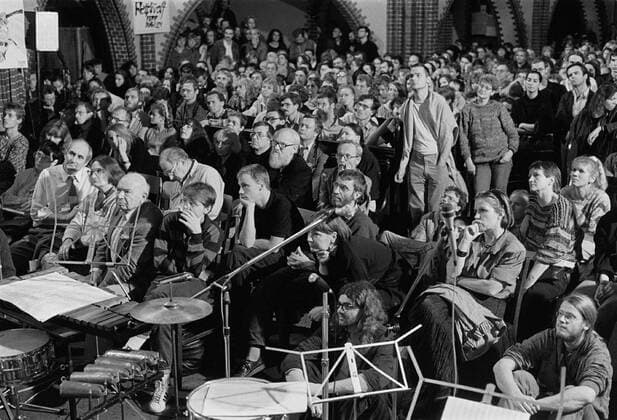 Wieder den Schlaf der Vernunft , Wieder den Schlaf der Vernunft Veranstaltung von Kuenstlern und Kulturschaffenden in der Erloeserkirche in Lichtenberg, Vorderung nach Aufklaerung der Ausschreitungen der Volkspolizei in den Oktobertagen, DDR, Berlin-Lichtenberg, 21.10.1989;