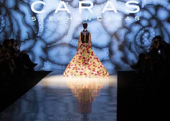 A model walks the runway wearing Stephan Caras SS 2016 collection during the World MasterCard Toronto Fashion Week Spring Summer 2016 at David Pecaut Square in Toronto, Canada, Oct. 23, 2015. Zou Zheng) CANADA-TORONTO-FASHION WEEK yanzhonghua 