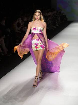 A model walks the runway wearing Stephan Caras SS 2016 collection during the World MasterCard Toronto Fashion Week Spring Summer 2016 at David Pecaut Square in Toronto, Canada, Oct. 23, 2015. Zou Zheng) CANADA-TORONTO-FASHION WEEK yanzhonghua 