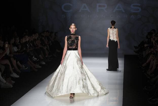 A model walks the runway wearing Stephan Caras SS 2016 collection during the World MasterCard Toronto Fashion Week Spring Summer 2016 at David Pecaut Square in Toronto, Canada, Oct. 23, 2015. Zou Zheng) CANADA-TORONTO-FASHION WEEK yanzhonghua 