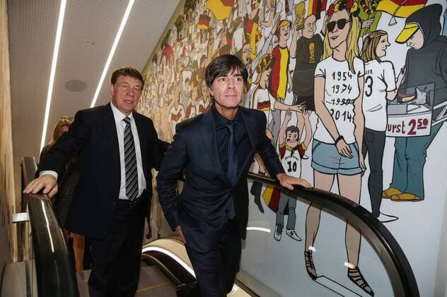 GER, Gala Deutsches Fussball Museum 23.10.2015, Deutsches Fussball Museum, Dortmund im Bild Otto REHHAGEL und Bundestrainer Joachim LÖW fahren die Rolltreppe zur Ausstellung hoch