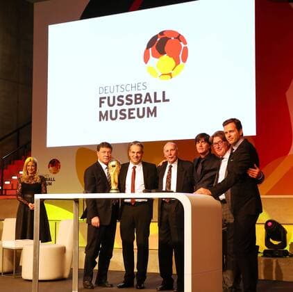 GER, Gala Deutsches Fussball Museum 23.10.2015, Deutsches Fussball Museum, Dortmund Jessica Kastrop, Der WM-Pokal 2014 mit Otto REHHAGEL, Manuel NEUKIRCHNER, Horst ECKEL,Joachim LÖW,Toni SCHUMACHER,Oliver BIERHOFF