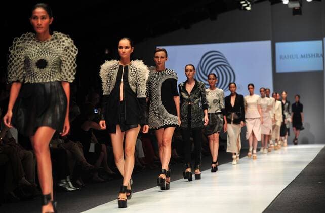 (151024) -- JAKARTA, Oct. 24, 2015 -- Models present creations by Indian designer Rahul Mishra during the first day of Jakarta Fashion Week in Jakarta, Indonesia, Oct. 24, 2015. ) INDONESIA-JAKARTA-FASHION WEEK-RAHUL MISHRA Zulkarnain 