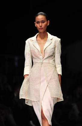 (151024) -- JAKARTA, Oct. 24, 2015 -- A model presents a creation by Indian designer Rahul Mishra during the first day of Jakarta Fashion Week in Jakarta, Indonesia, Oct. 24, 2015. ) INDONESIA-JAKARTA-FASHION WEEK-RAHUL MISHRA Zulkarnain 
