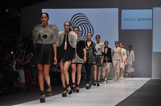 Oct. 24, 2015 - Jakarta, Indonesia - Model demonstrating dress by Rahul Mishra on the performances of Jakarta Fashion Week 2016 at Senayan City. The event, which followed 250 Indonesian and international designers will last until October 30, 2015. Jakarta Indonesia - ZUMAp133