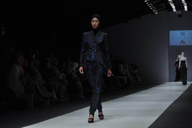 Oct. 24, 2015 - Jakarta, Indonesia - Model demonstrating dress by Norma Haur on the performances of Jakarta Fashion Week 2016 at Senayan City. The event, which followed 250 Indonesian and international designers will last until October 30, 2015. Jakarta Indonesia - ZUMAp133