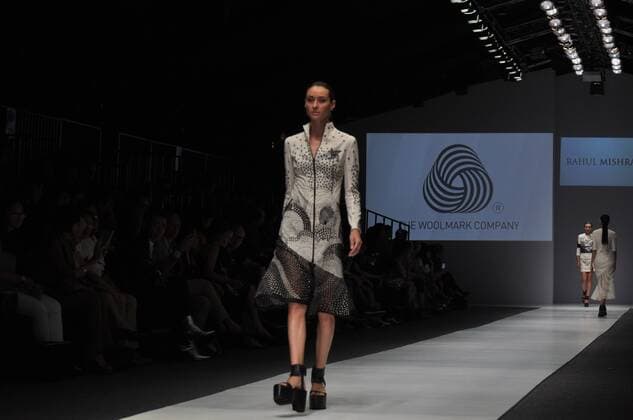 Oct. 24, 2015 - Jakarta, Indonesia - Model demonstrating dress by Rahul Mishra on the performances of Jakarta Fashion Week 2016 at Senayan City. The event, which followed 250 Indonesian and international designers will last until October 30, 2015. Jakarta Indonesia - ZUMAp133