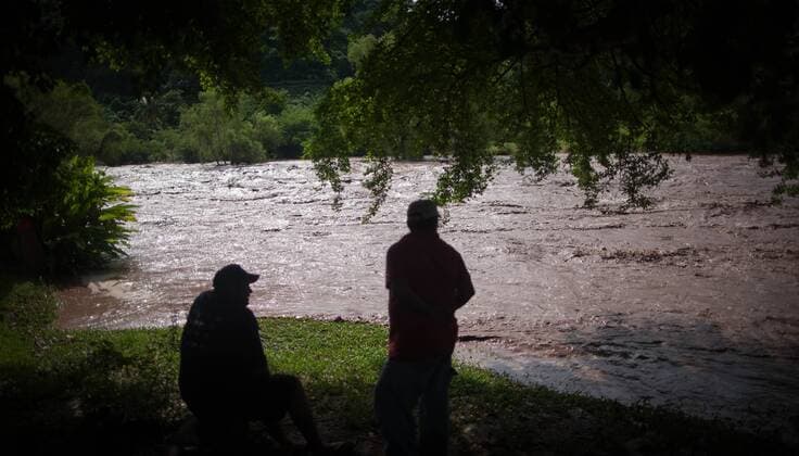 Residents watch the rising of the La Mascota river, after the passage of hurricane Patricia, in the El Ranchito community, 10km away of Puerto Vallarta, Jalisco state, Mexico, on Oct. 24, 2015. Several municipalities in the western Mexican state Jalisco on the Pacific coast on Saturday were still on alert as Hurricane Patricia lashed further inland and weakened to a tropical storm. Pedro Mera) (da) (fnc) MEXICO-JALISCO-ENVIRONMENT-HURRICANE e PedroxMera 