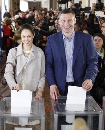 Oct. 25, 2015 - Kiev, Ukraine - Kyiv Mayor and former heavyweight boxer VITALI KLITSCHKO (R), his wife NATALIA EGOOROVA (C) and his brother Ukrainian heavyweight boxer WLADIMIR KLITSCHKO (L) cast their ballot at a polling station in Kiev, Ukraine, 25 October,2015. October 25 Ukrainians vote for deputies of local councils and village, town and city mayors. Kiev Ukraine - ZUMAg194