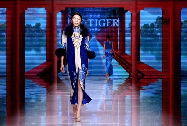 (151025) -- BEIJING, Oct. 25, 2015 -- A model presents a creation by NE TIGER Haute Couture 2015 collection with the theme Qipao during the opening show for the China Fashion Week in Beijing, capital of China, Oct. 25, 2015. )(wyo) CHINA-BEIJING-FASHION WEEK-NE TIGER-QIPAO (CN) ChenxJianli 