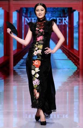 (151025) -- BEIJING, Oct. 25, 2015 -- A model presents a creation by NE TIGER Haute Couture 2015 collection with the theme Qipao during the opening show for the China Fashion Week in Beijing, capital of China, Oct. 25, 2015. )(wyo) CHINA-BEIJING-FASHION WEEK-NE TIGER-QIPAO (CN) ChenxJianli 