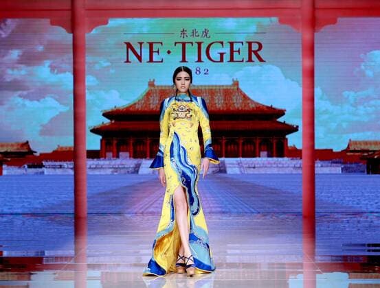 (151025) -- BEIJING, Oct. 25, 2015 -- A model presents a creation by NE TIGER Haute Couture 2015 collection with the theme Qipao during the opening show for the China Fashion Week in Beijing, capital of China, Oct. 25, 2015. )(wyo) CHINA-BEIJING-FASHION WEEK-NE TIGER-QIPAO (CN) ChenxJianli 