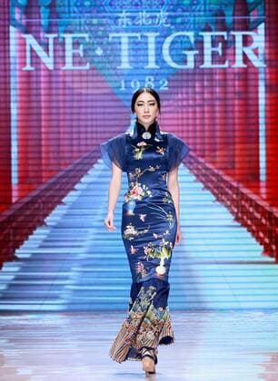 (151025) -- BEIJING, Oct. 25, 2015 -- A model presents a creation by NE TIGER Haute Couture 2015 collection with the theme Qipao during the opening show for the China Fashion Week in Beijing, capital of China, Oct. 25, 2015. )(wyo) CHINA-BEIJING-FASHION WEEK-NE TIGER-QIPAO (CN) ChenxJianli 