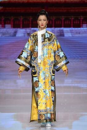 BEIJING, CHINA - OCTOBER 25: (CHINA OUT) Fashion model Du Juan showcases designs on the runway at NE-TIGER Haute Couture Collection during the Mercedes-Benz China Fashion Week S S 2016 at Beijing Hotel on October 25, 2015 in Beijing, China.  CFP474867796