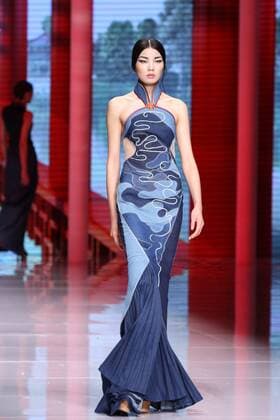 BEIJING, CHINA - OCTOBER 25: (CHINA OUT) A model showcases designs on the runway at NE-TIGER Haute Couture Collection during the Mercedes-Benz China Fashion Week S S 2016 at Beijing Hotel on October 25, 2015 in Beijing, China.  CFP474868172