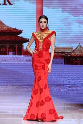 BEIJING, CHINA - OCTOBER 25: (CHINA OUT) A model showcases designs on the runway at NE-TIGER Haute Couture Collection during the Mercedes-Benz China Fashion Week S S 2016 at Beijing Hotel on October 25, 2015 in Beijing, China.  CFP474868175
