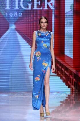 BEIJING, CHINA - OCTOBER 25: (CHINA OUT) A model showcases designs on the runway at NE-TIGER Haute Couture Collection during the Mercedes-Benz China Fashion Week S S 2016 at Beijing Hotel on October 25, 2015 in Beijing, China.  CFP474868167