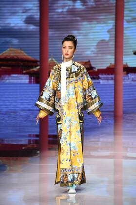BEIJING, CHINA - OCTOBER 25: (CHINA OUT) A model showcases designs on the runway at NE-TIGER Haute Couture Collection during the Mercedes-Benz China Fashion Week S S 2016 at Beijing Hotel on October 25, 2015 in Beijing, China.  CFP474868201