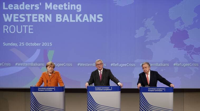 European Commission President Jean-Claude Juncker (C), German Chancellor Angela Merkel (L) and the UN s High Commissioner for Refugees Antonio Guterres attend a press conference at the end of the special EU summit with Western Balkan nations situated along the migrant routes into Europe in Brussels, Belgium, on Oct. 26, 2015. The European Union (EU) and Balkan countries are seeking further cooperation on tackling migrant crisis at a mini summit held here on Sunday. Zhou Lei) BELGIUM-EU SPECIAL SUMMIT-REFUGEE-WESTERN BALKAN ?? 