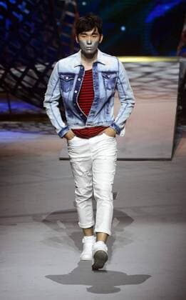 A model presents a creation at the Cabbeen Men s Collection during the China Fashion Week in Beijing, capital of China, Oct. 25, 2015. ) (ry) CHINA-BEIJING-FASHION WEEK (CN) ZhaoxXiaoming 