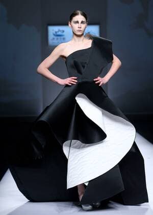 (151026) -- BEIJING, Oct. 26, 2015 -- A model presents a creation by designer Echo Chen during the China Fashion Week in Beijing, capital of China, Oct. 26, 2015. )(wjq) CHINA-BEIJING-FASHION WEEK(CN) ChenxJianli 