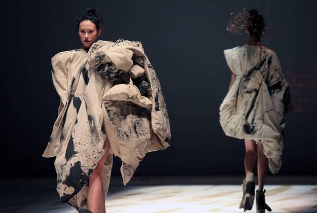 (151026) -- BEIJING, Oct. 25, 2015 -- Models show creations of designer Ma Defan s collection during the China Fashion Week in Beijing, capital of China, Oct. 25, 2015. ) (zkr) CHINA-BEIJING-CHINA FASHION WEEK(CN) LixMingfang 